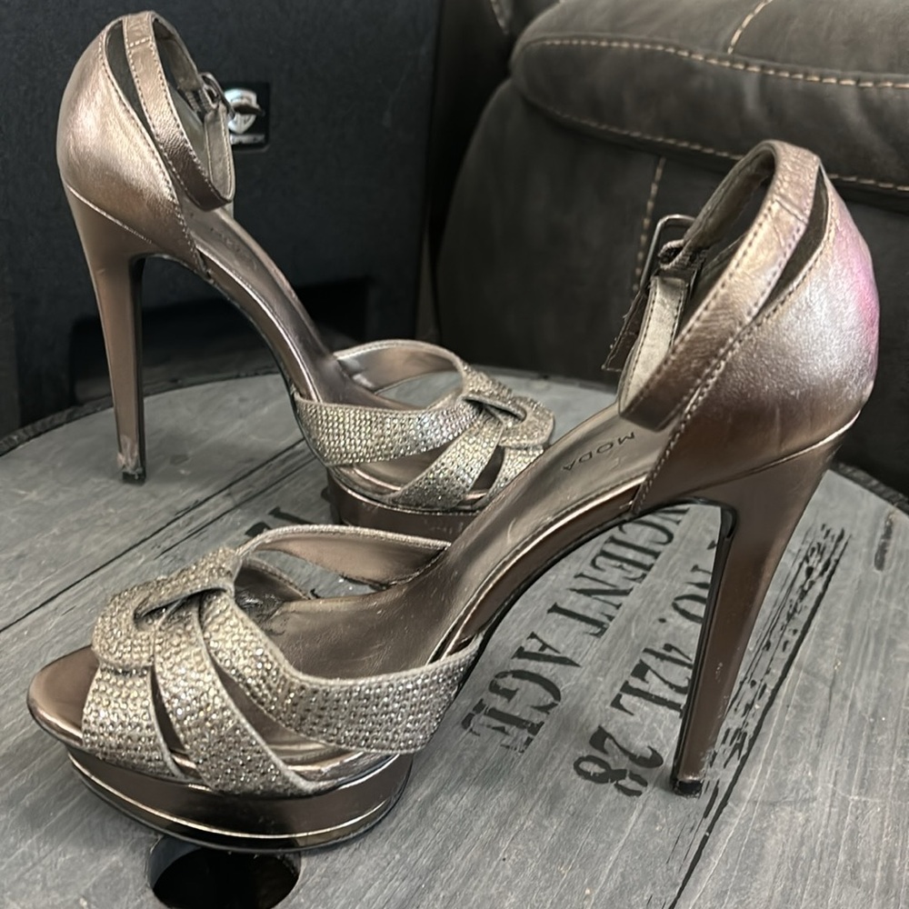 Pelle Moda's high-heeled ladies' shoes. (Used)